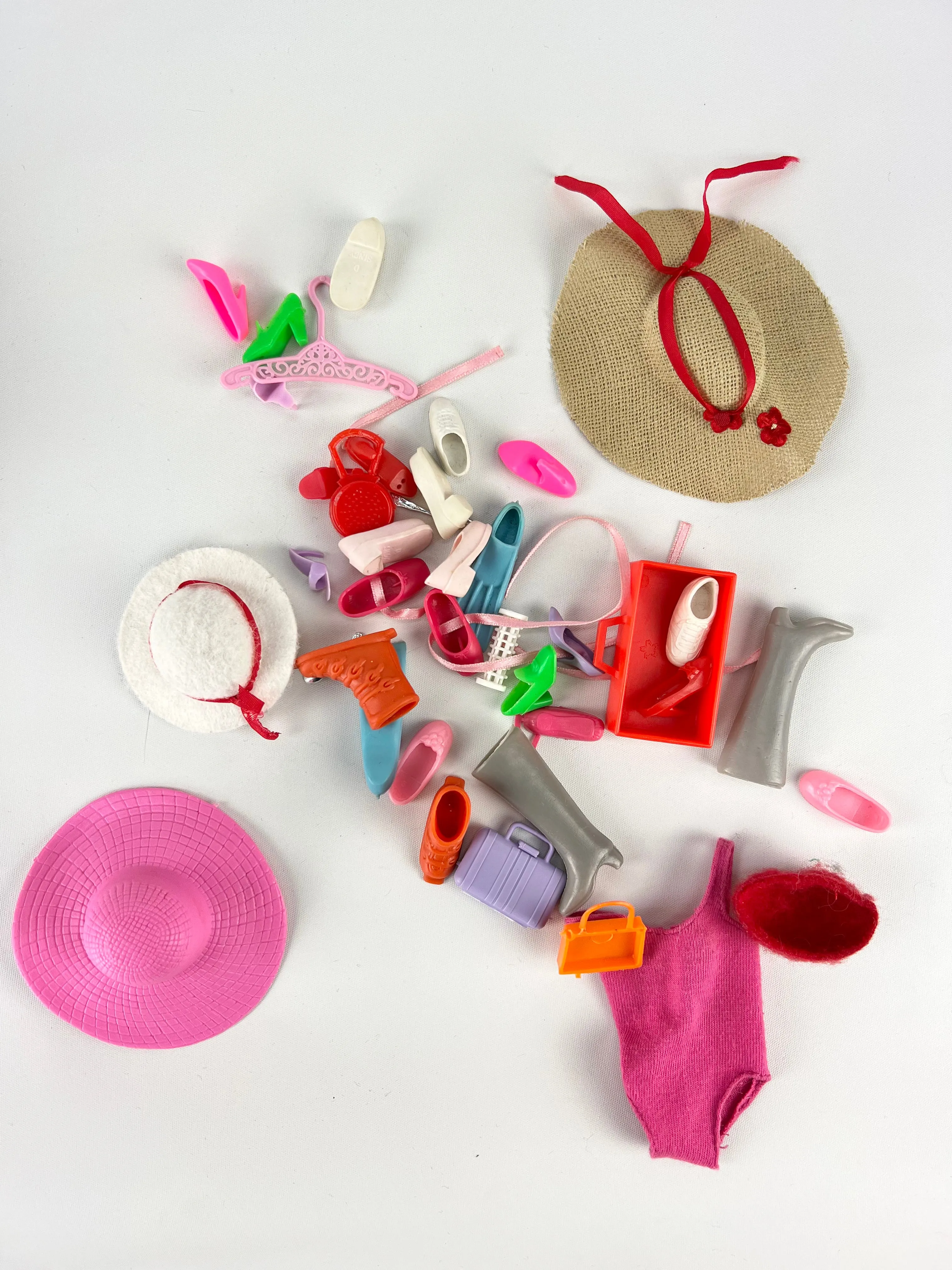 70s Barbie Fashion Doll Case with Clothing   Accessories